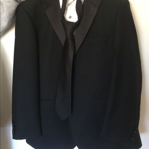 Perry Ellis Men's evening tuxedo.